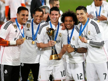 Los jugadores del Real Madrid sostienen el trofeo de campeón del Mundialito