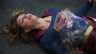 Supenman salva a Supergirl
