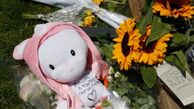  Niza, una ciudad rota que recuerda a las víctimas del atentado con flores