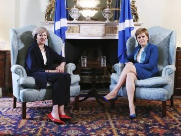 Theresa May, primera ministra británica, y la independentista Nicola Sturgeon