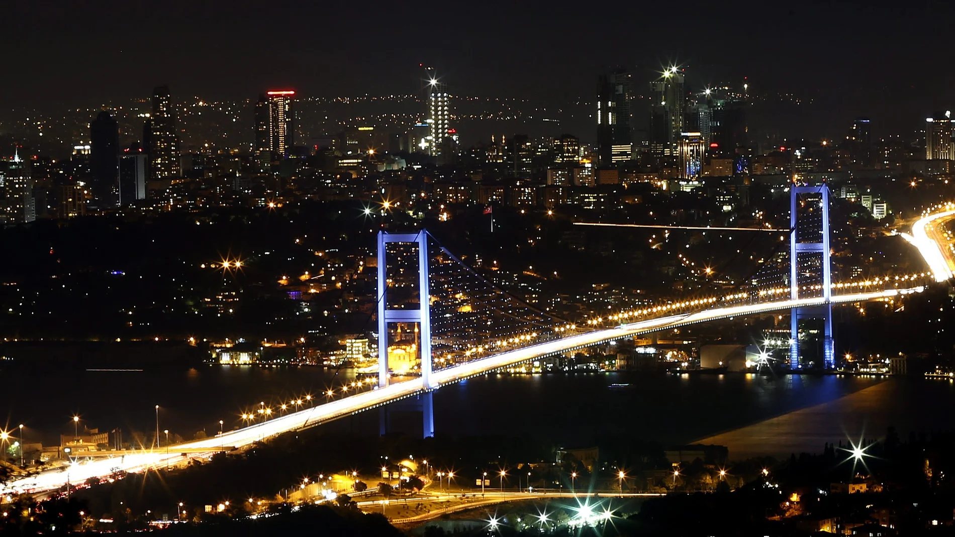 Imagen nocturna de Turquía durante el intento de golpe de Estado Imagen nocturna de Turquía durante el intento de golpe de Estado