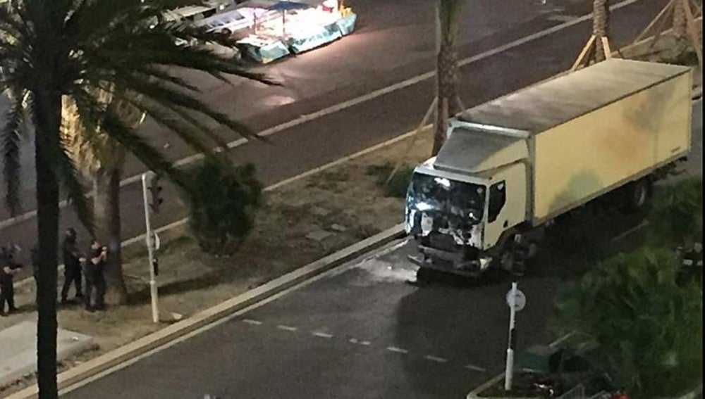 Imagen del camión que habría atropellado a decenas de personas en Niza