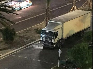 Imagen del camión que habría atropellado a decenas de personas en Niza