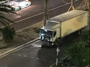 Imagen del camión que habría atropellado a decenas de personas en Niza Imagen del camión que habría atropellado a decenas de personas en Niza