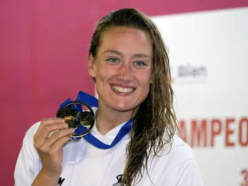 Mireia Belmonte luce una medalla de oro Mireia Belmonte luce una medalla de oro