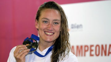 Mireia Belmonte luce una medalla de oro