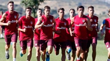 Los jugadores del Atlético realizan carrera continua