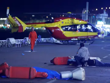 Los servicios de emergencias atienden a los heridos Los servicios de emergencias atienden a los heridos
