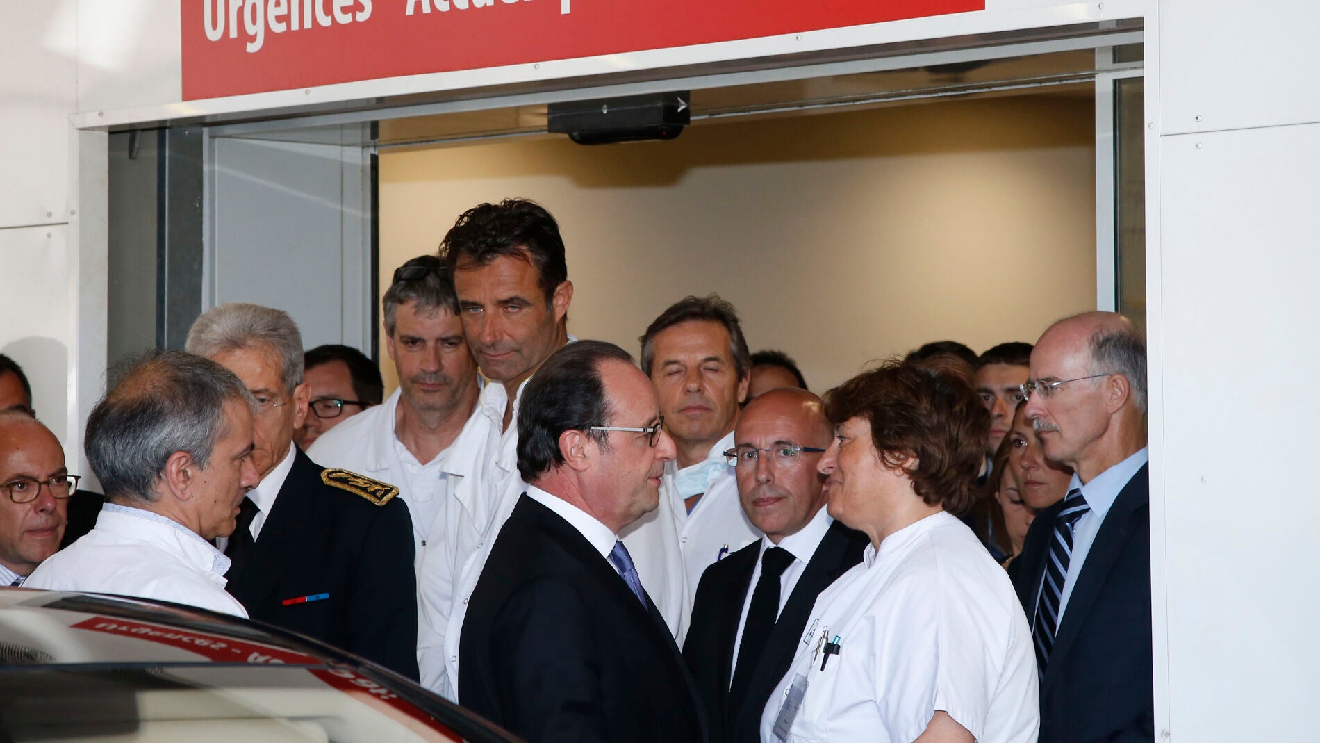 Fran&ccedil;ois Hollande durante su visita a los heridos del atentado de Niza