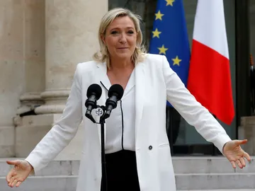 Le Pen tras su reunión con Hollande. Le Pen tras su reunión con Hollande.