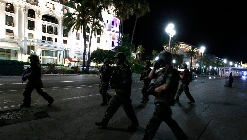 Policías en la calle en Niza