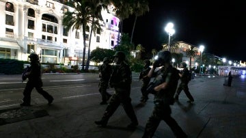 Policías en la calle en Niza