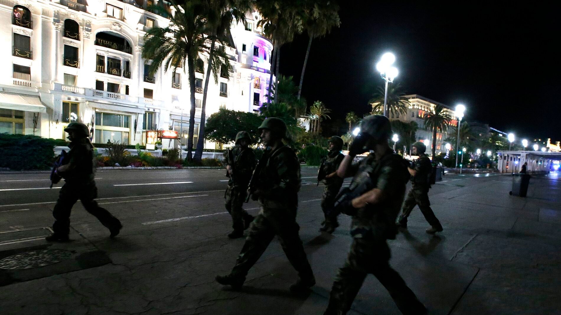 Polic&iacute;as en la calle en Niza