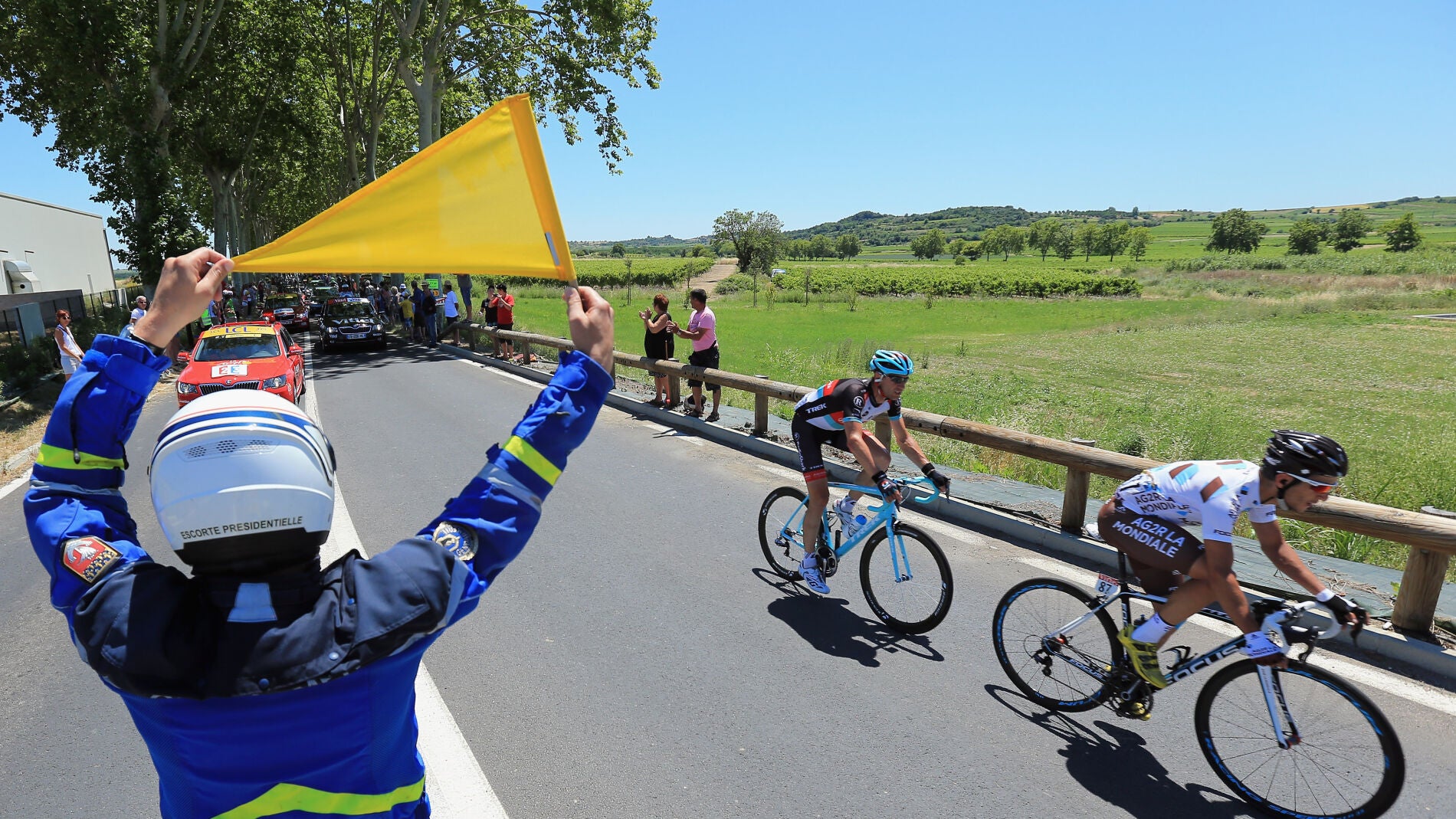 Un agente de seguridad, durante el Tour de Francia de 2013