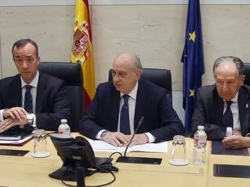 Jorge Fernández Díaz comparece tras celebrarse la mesa de valoración de amenaza terrorista. Jorge Fernández Díaz comparece tras celebrarse la mesa de valoración de amenaza terrorista.