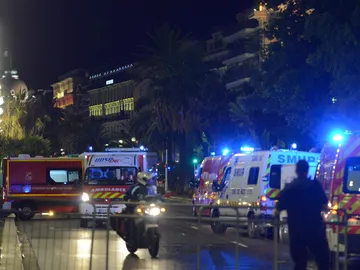 Ambulancias tras el atentado en Niza Ambulancias tras el atentado en Niza