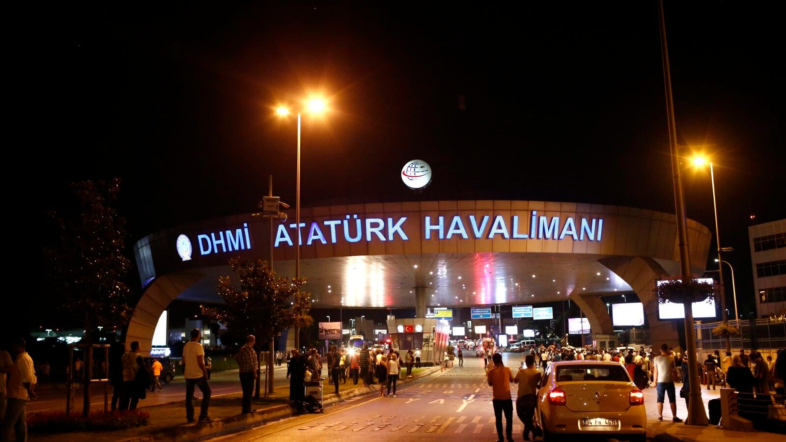 El aeropuerto de Atatürk intenta restablecer el tráfico aéreo