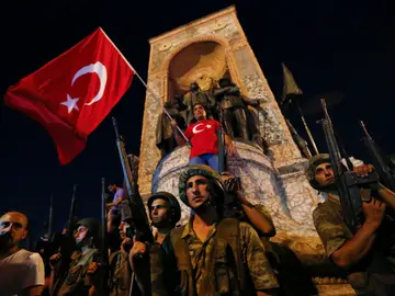 MIlitares frente a uno de los monumentos de Turquía MIlitares frente a uno de los monumentos de Turquía