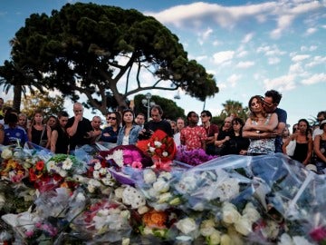 Flores por los fallecidos en el atentado en Niza
