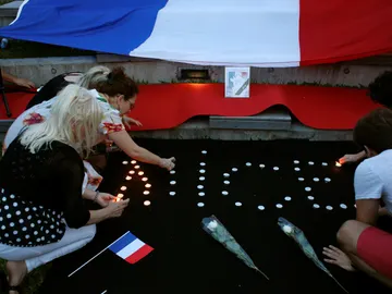 Homenaje a las víctimas de Niza Homenaje a las víctimas de Niza