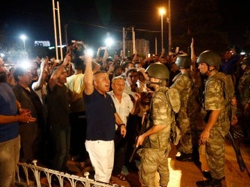 Multitud de turcos se enfrentan a los militares, contra el Golpe de Estado