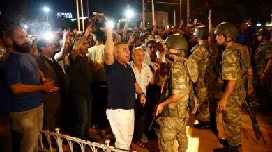 17 policías han muerto en el intento del golpe de Estado en Turquía, según la agencia Anadolu
