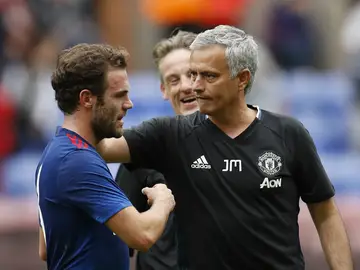 Mourinho felicita a Mata Mourinho felicita a Mata
