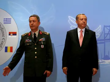 Hulusi Akar, jefe del Estado Mayor del Ejército turco, junto al presidente Tayyip Erdogan Hulusi Akar, jefe del Estado Mayor del Ejército turco, junto al presidente Tayyip Erdogan