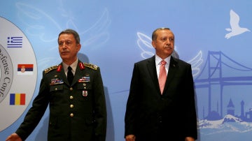 Hulusi Akar, jefe del Estado Mayor del Ejército turco, junto al presidente Tayyip Erdogan