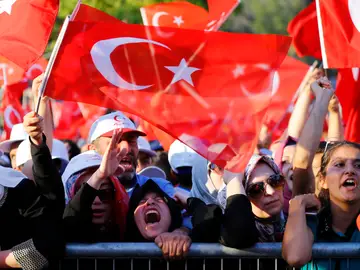 Los manifestantes celebran el fracaso del golpe de Estado en Turquía Los manifestantes celebran el fracaso del golpe de Estado en Turquía