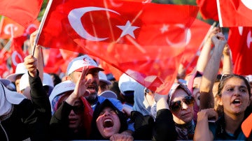 Los manifestantes celebran el fracaso del golpe de Estado en Turquía