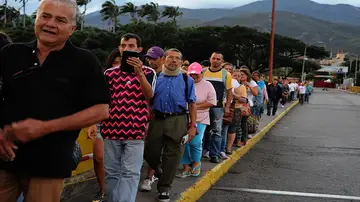 Colombia confirma que permitirá la entrada el domingo a venezolanos para comprar víveres Colombia confirma que permitirá la entrada el domingo a venezolanos para comprar víveres