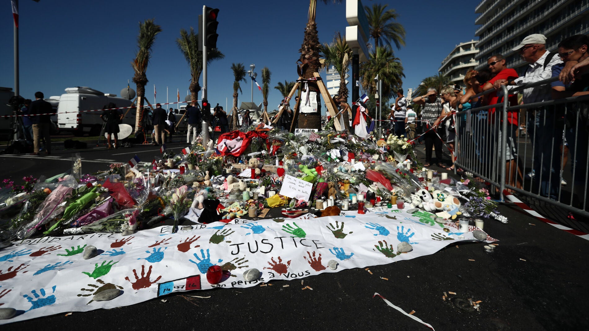 Homenaje a las v&iacute;ctimas de Niza