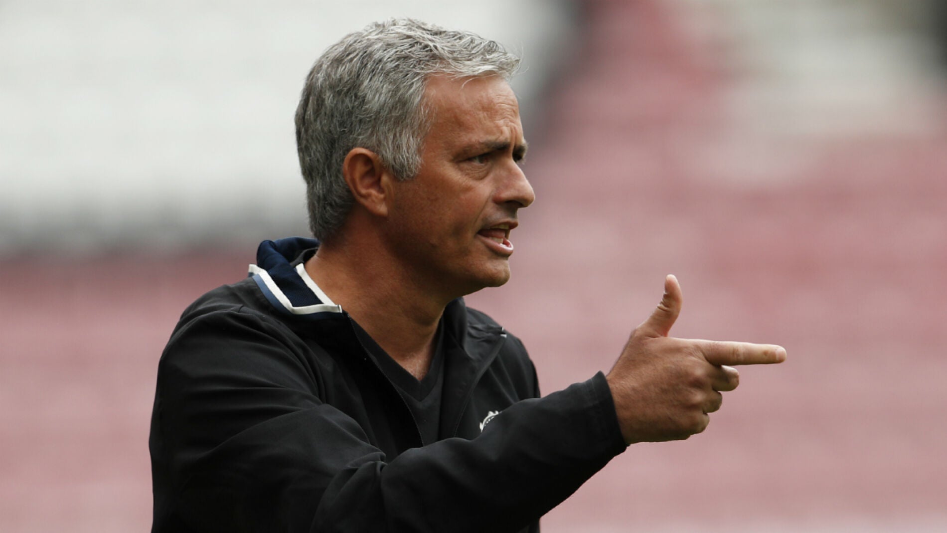 Mourinho, en la banda