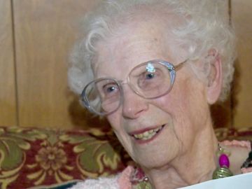 Helen Maddox, mujer de 102 años que ha renovado el carnet de conducir