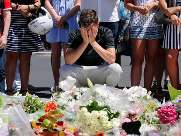 Homenaje a las víctimas de Niza Homenaje a las víctimas de Niza