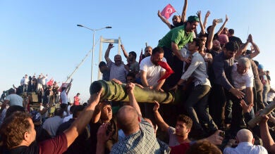 La ciudadanía turca consigue que el país sobreviva a un golpe de Estado fallido contra el presidente Erdogan