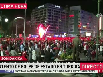 Los turcos intenta frenar el golpe de Estado