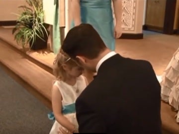 Un hombre muestra su amor a la hija de su prometida el día de su boda