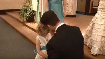 Un hombre muestra su amor a la hija de su prometida el día de su boda