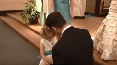 Un novio para su boda para declarar a la hija de su futura esposa que la tratará como a su propia hija