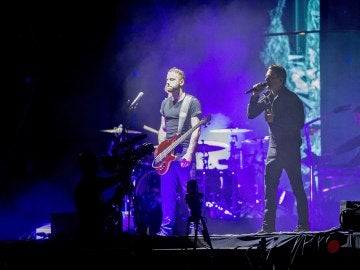 Los integrantes de la banda de rock británica, Muse, durante su actuación esta noche en el Festival Internacional de Benicasim.