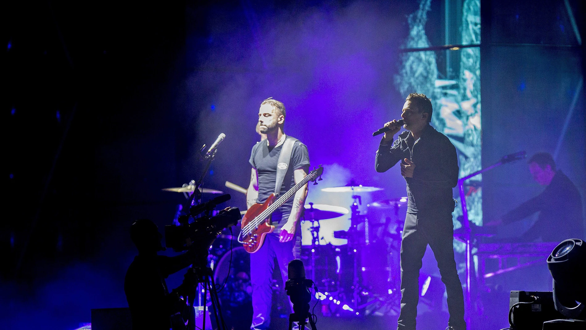Los integrantes de la banda de rock británica, Muse, durante su actuación esta noche en el Festival Internacional de Benicasim. Los integrantes de la banda de rock británica, Muse, durante su actuación esta noche en el Festival Internacional de Benicasim.