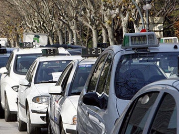 Imagen de archivo de unos taxis en Valencia