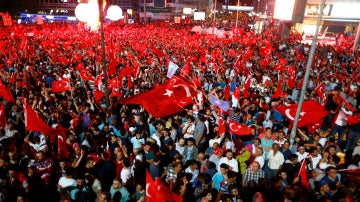 Miles de turcos celebran que el golpe de Estado haya fracasado