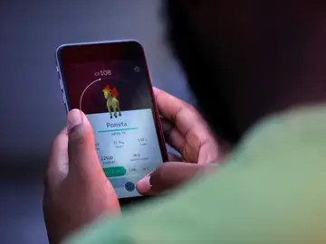 Usuario jugando a Pokémon Go Usuario jugando a Pokémon Go