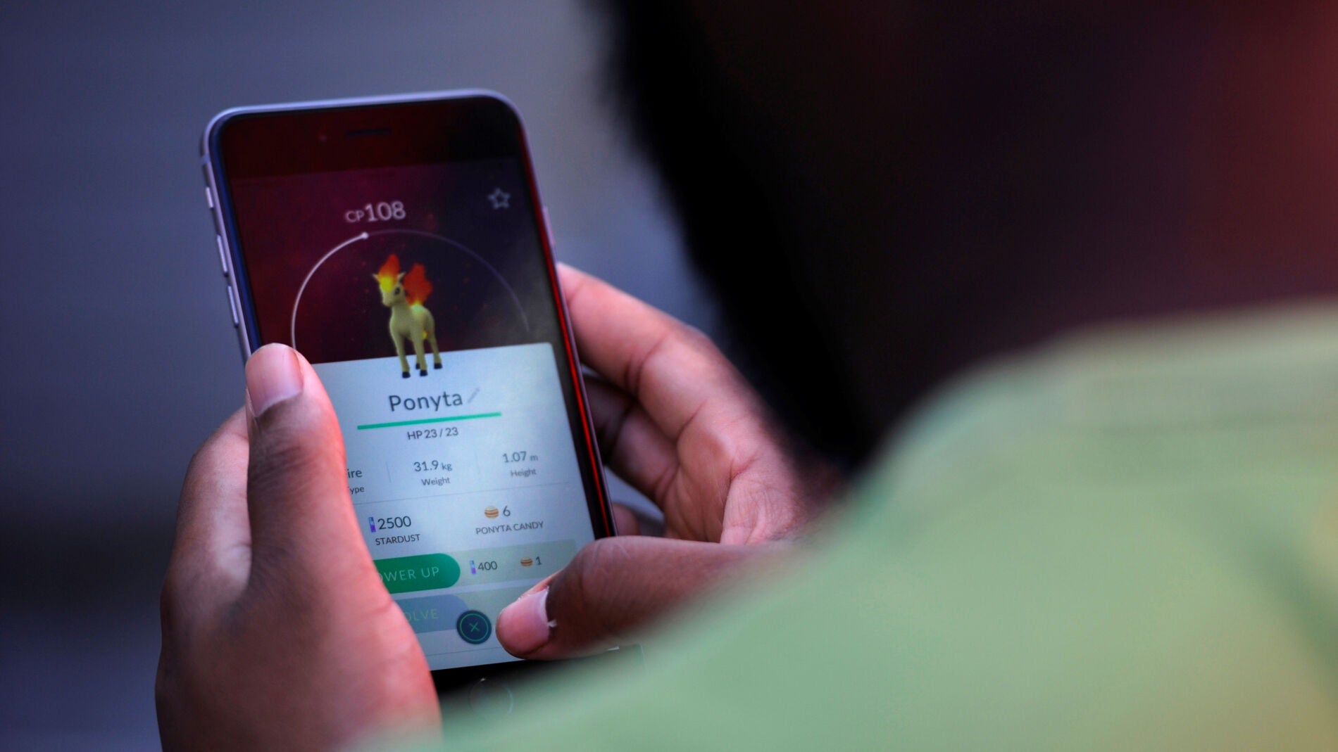 Usuario jugando a Pok&eacute;mon Go