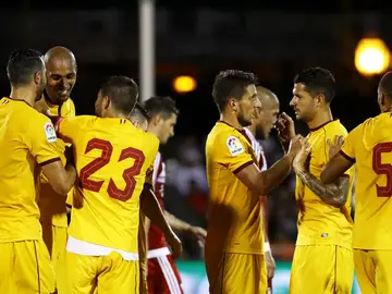 El Sevilla festeja la victoria ante River Plate El Sevilla festeja la victoria ante River Plate