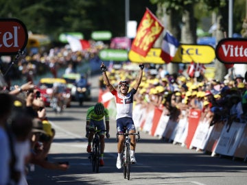 Pantano celebra su triunfo de etapa