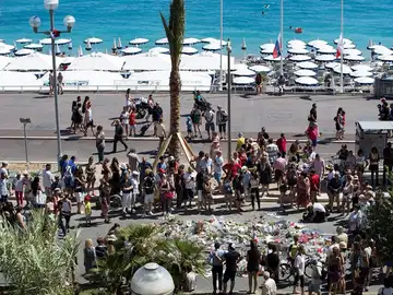 El Paseo de los Ingleses de Niza, convetido en un altar improvisado. El Paseo de los Ingleses de Niza, convetido en un altar improvisado.